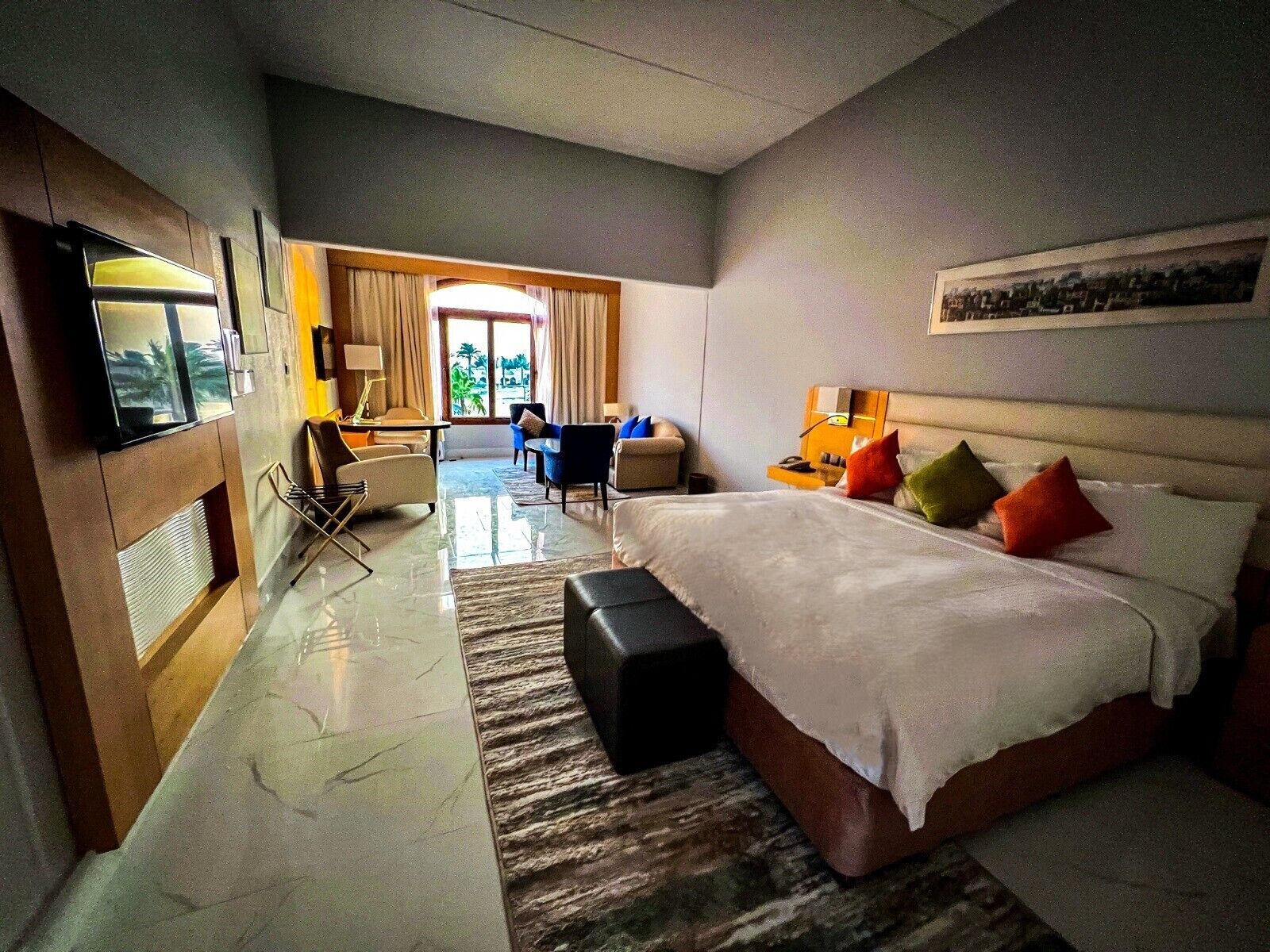 Minibar, két bảo mật tại phòng, bàn 