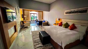 Minibar, két bảo mật tại phòng, bàn