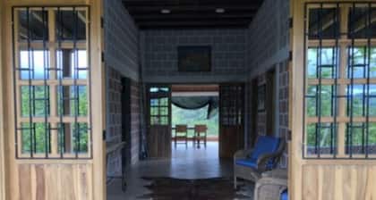 Working126 hectares (roughly 300 acres) cattle ranch/finca provided with horses.