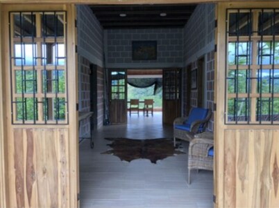 Working126 hectares (roughly 300 acres) cattle ranch/finca provided with horses.