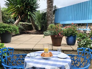 Outdoor dining - Stunning & spacious house in central Tenby (Tenby)