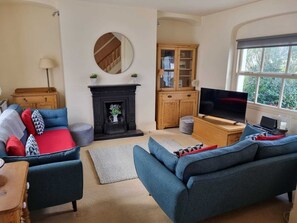 Smart TV, fireplace, DVD player
