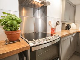 Házikó | Privát konyha | Hűtőszekrény, mosogatógép, elektromos vízforraló és kenyérpirító