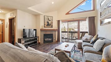 Téléviseur, foyer, livres