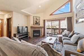 TV, caminetto, libri