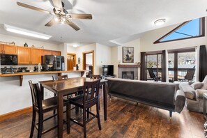 Televisión, chimenea y libros