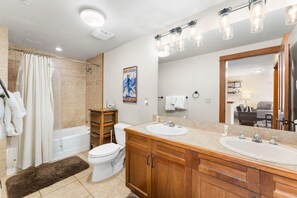 Combined shower/tub, towels, soap, shampoo - Enjoy Incredible Mountain Views from Private Balcony, Shared Pool & Hot Tub! (Keystone)