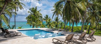 PRIVATE ESTATE ON PINK SAND BCH WITH PRIVATE POOL, WALK TO REST./BAR.