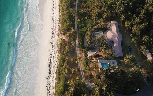 PRIVATE ESTATE ON PINK SAND BCH WITH PRIVATE POOL, WALK TO REST./BAR.