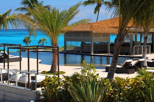 PRIVATE ESTATE ON PINK SAND BCH WITH PRIVATE POOL, WALK TO REST./BAR.