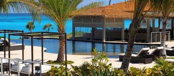 PRIVATE ESTATE ON PINK SAND BCH WITH PRIVATE POOL, WALK TO REST./BAR.