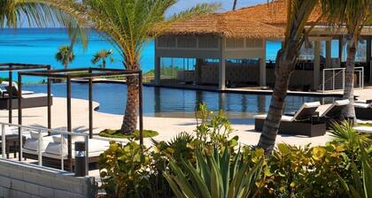PRIVATE ESTATE ON PINK SAND BCH WITH PRIVATE POOL, WALK TO REST./BAR.