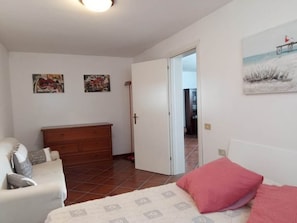 3 habitaciones, tabla de planchar con plancha y cuna de viaje 