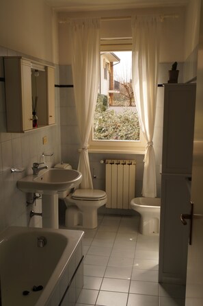 Combined shower/tub, hair dryer, bidet, towels - Villa El Rosal (Pietrasanta)
