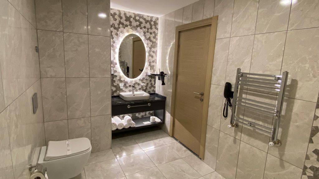 standard room | bathroom | free toiletries, hair dryer, slippers, towels