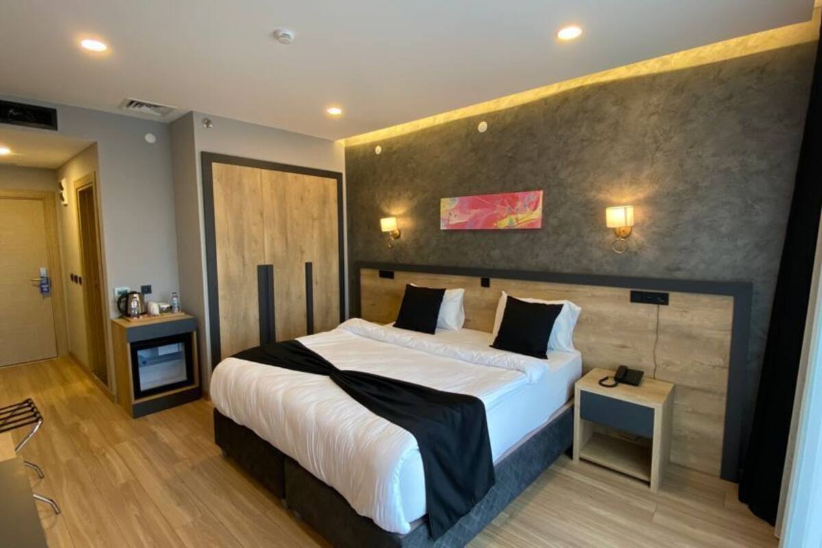 standard room | premium bedding, free minibar items, in-room safe, desk