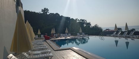 Una piscina al aire libre de temporada
