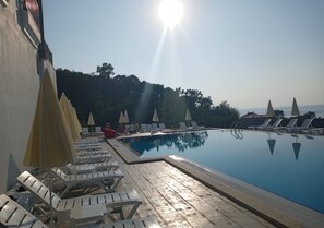 En säsongsöppen utomhuspool