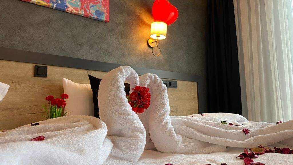 standard room | premium bedding, free minibar items, in-room safe, desk