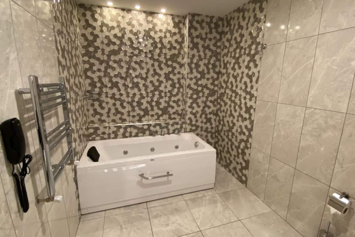 family room | bathroom | free toiletries, hair dryer, slippers, towels