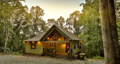 Luxury Creekside~New Fire Pit! Hot Tub, Game Room, near Ellijay, and Blue Ridge