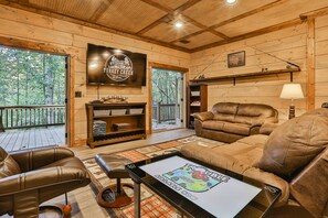 Smart TV, fireplace, video games, DVD player - Luxury Creekside~ Hot Tub | Game Room | Fire Pit | Sleeps 8 (Ellijay)