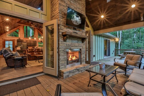 Luxury Creekside~ Hot Tub | Game Room | Fire Pit | Sleeps 8