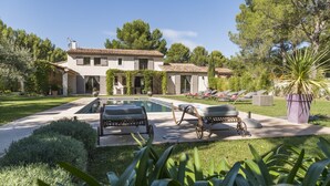 A villa with a swimming pool, sun loungers, and a well-maintained garden. - Vacation rental house with pool LOURMARIN LS2-385 (Lourmarin)