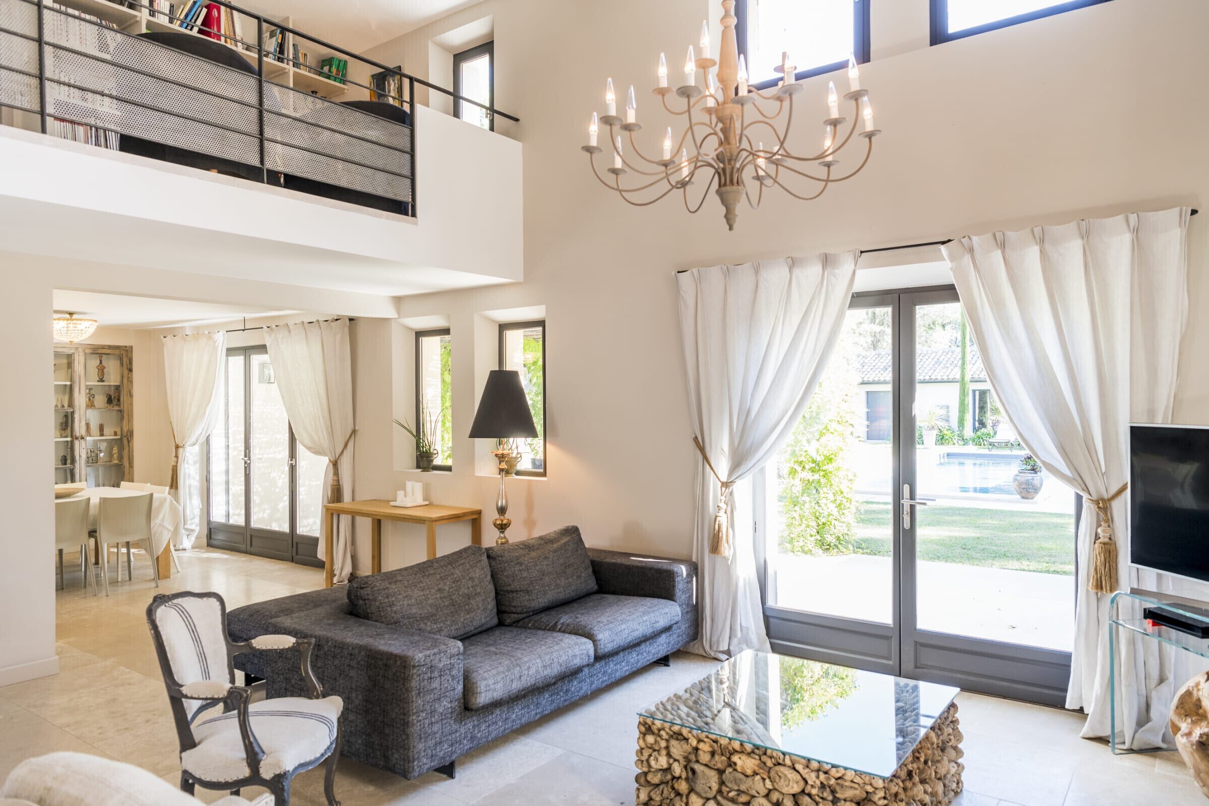 Televisie en een open haard