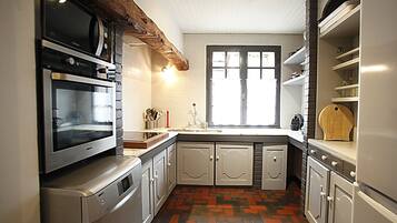 Frigorífico, microondas, horno y placa de cocina