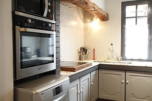 Fridge, microwave, oven, stovetop - Apartment Les Crocus 14pers 180m² Pied des pistes, veranda (LA SALLE LES ALPES)