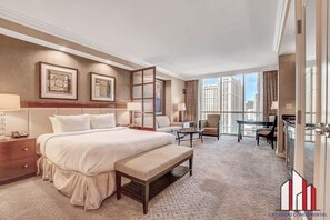 Värdeförvaringsskåp på rummet, skrivbord och strykjärn/strykbräda