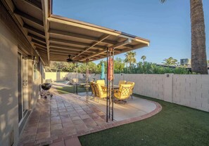 Outdoor dining - Modern 3BR Resort w/ Private Pool & Putting Green (Scottsdale)