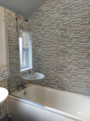 Duschwanne, Haartrockner, Handtücher, Seife