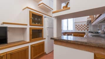 Frigorifero, microonde, forno, piano cottura
