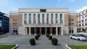 Suuri rakennus, jonka yläpuolella on kyltti, jossa lukee »Teatro dell'Opera», ja jossa on useita ikkunoita.