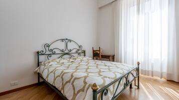 3 chambres, fer et planche à repasser, Wi-Fi, draps fournis