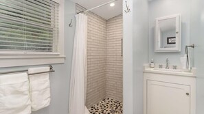 Douche, séchoir à cheveux, serviettes fournies, savon