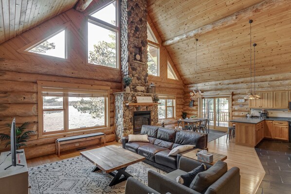 Smart TV, lareira, videogames, mesa de pingue-pongue