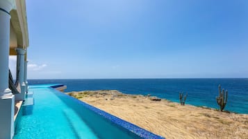 Una piscina techada, una piscina al aire libre