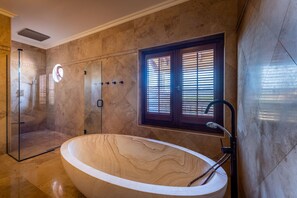Duschwanne, Haartrockner, Bidet, Handtücher