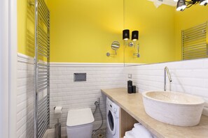 Dusj, hårføner, håndklær og såpe