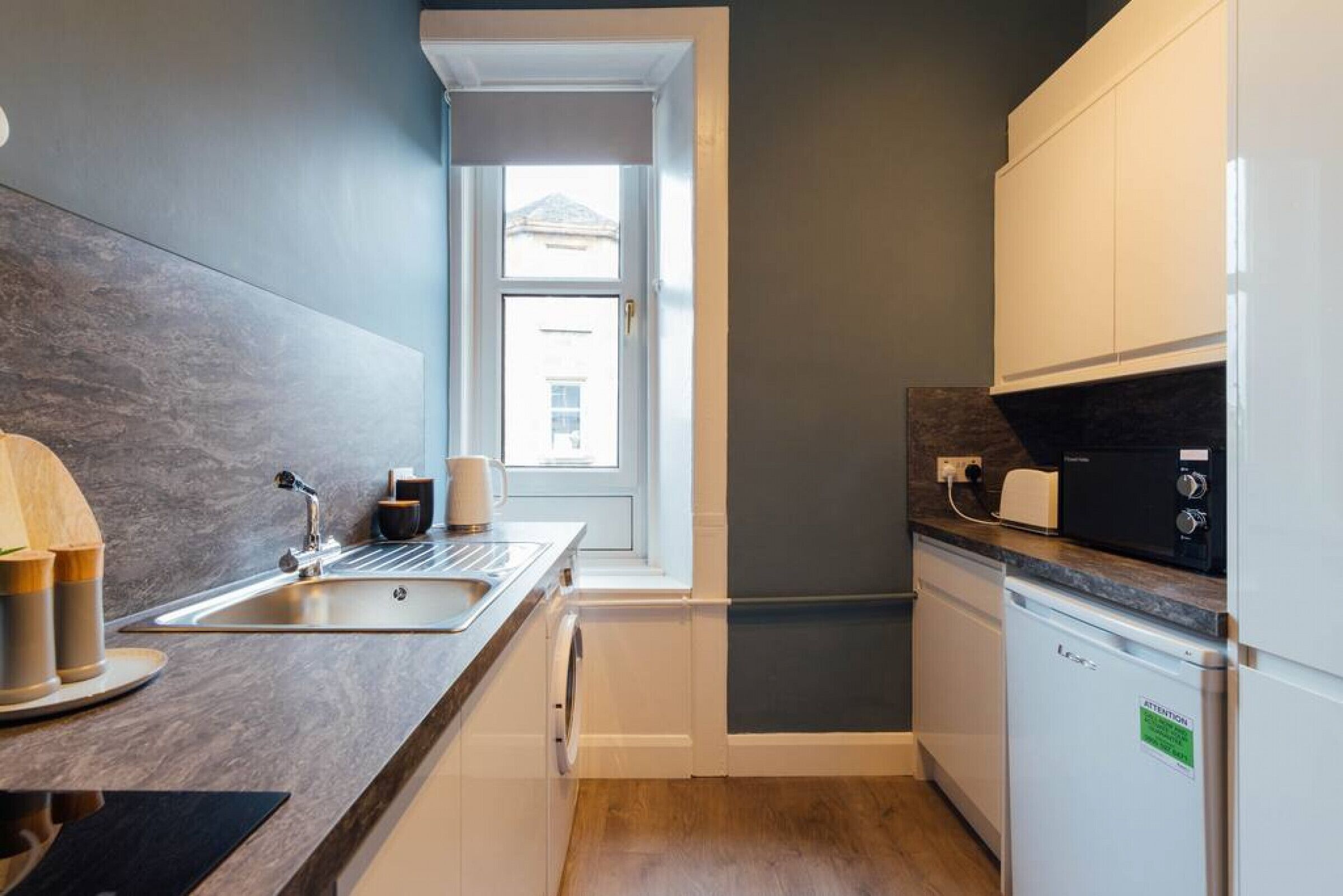 冷蔵庫、電子レンジ、オーブン、コンロ