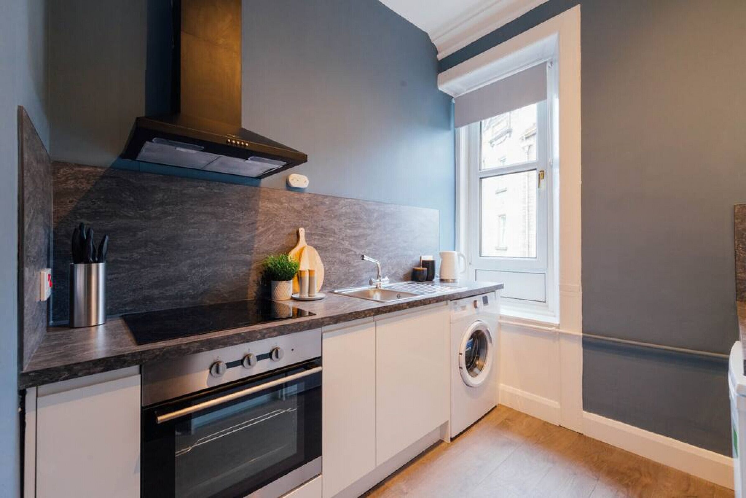 冷蔵庫、電子レンジ、オーブン、コンロ