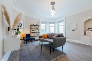 TV - Douglas Street · Simply Stunning Stylish Stirling Apartment (Stirling)