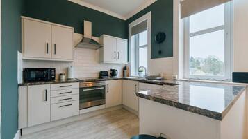 Refrigerador, microondas, horno y cafetera y tetera