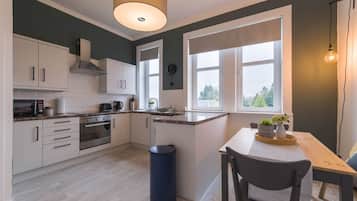 Refrigerador, microondas, horno y cafetera y tetera