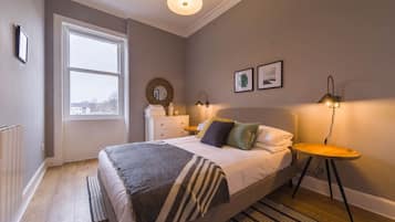 1 slaapkamer, een bureau, een strijkplank/strijkijzer, reisbedje