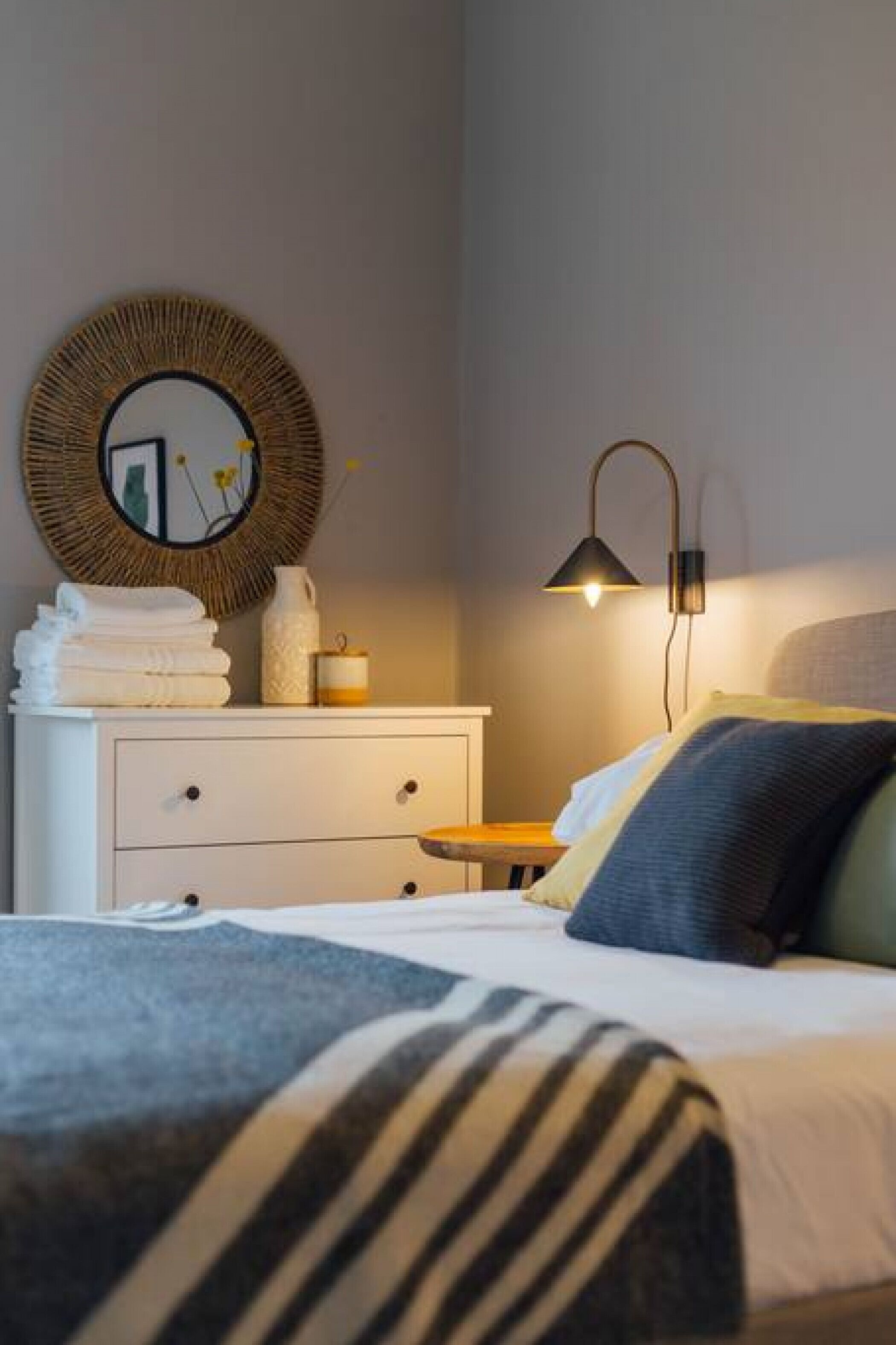 1 soverom, skrivebord, strykejern/-brett og reiseseng for barn