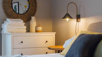 1 habitación, escritorio, tabla de planchar con plancha y cuna de viaje